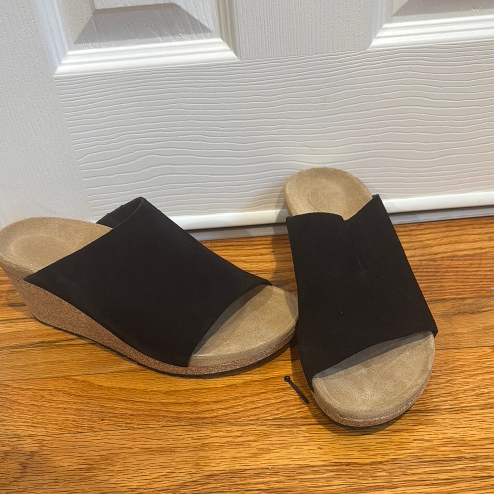 Pappagallo Black and Tan Wedge Shoes with Suede Finish
Never worn - Brand New!